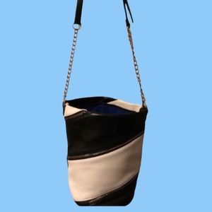 JustFab 10” Black & White Zipper Purse